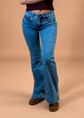 Jeans Angel Flare Bordado Alas Lavado Light Niña Cacao