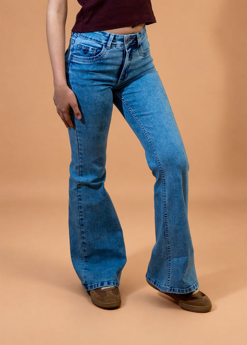Jeans Angel Flare Bordado Alas Lavado Light Cacao