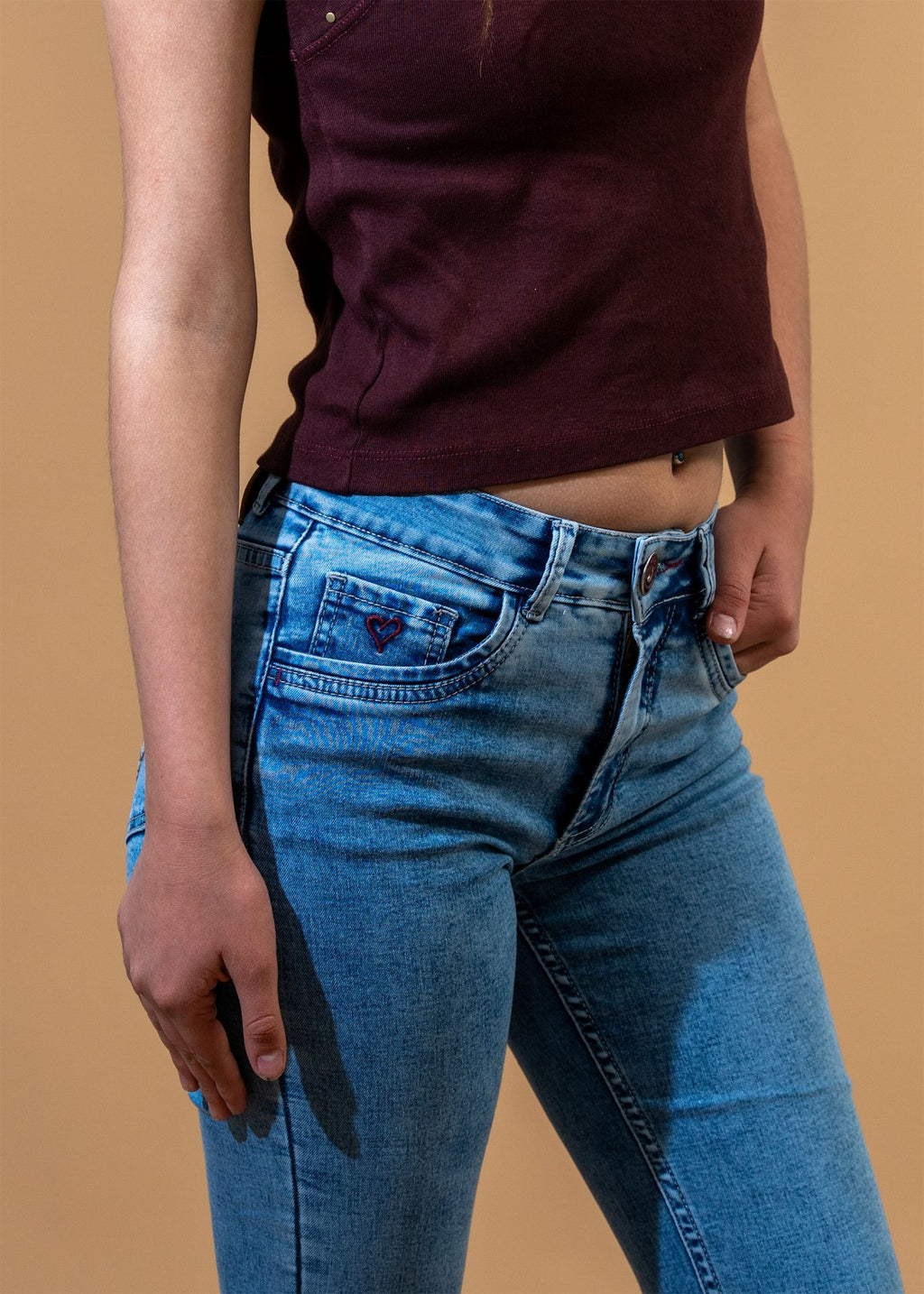 Jeans Angel Flare Bordado Alas Lavado Light Niña Cacao