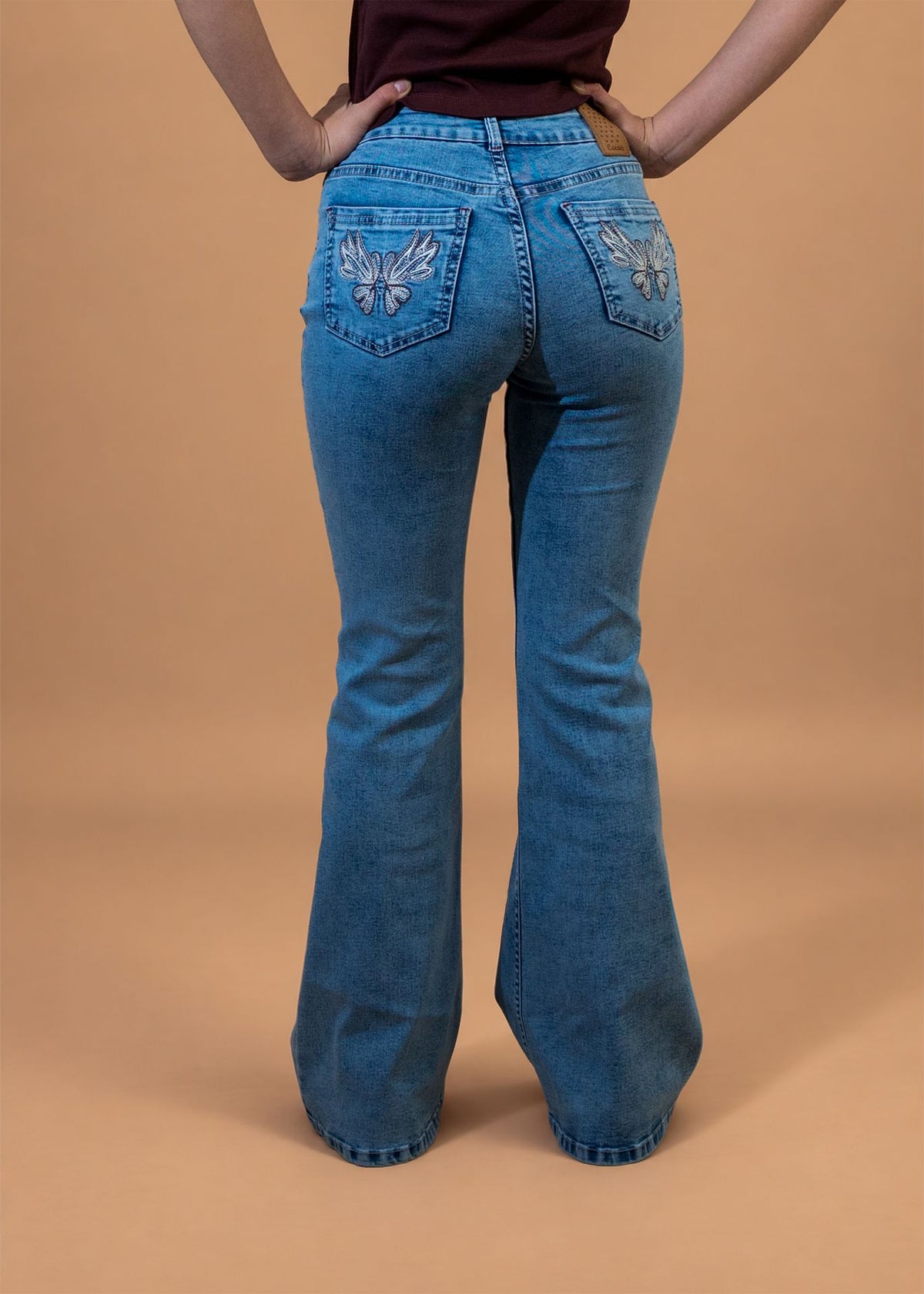 Jeans Angel Flare Bordado Alas Lavado Light Cacao