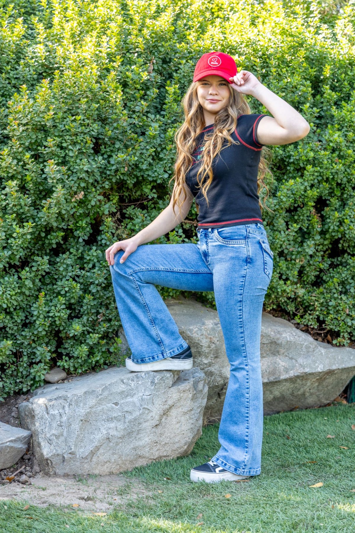 Jeans Elcira Flare Bordado Contorno Bolsillos Azul Cacao