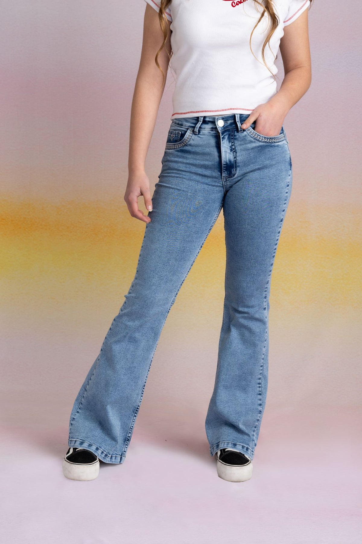 Jeans Elcira Flare Bordado Contorno Bolsillos Azul Cacao