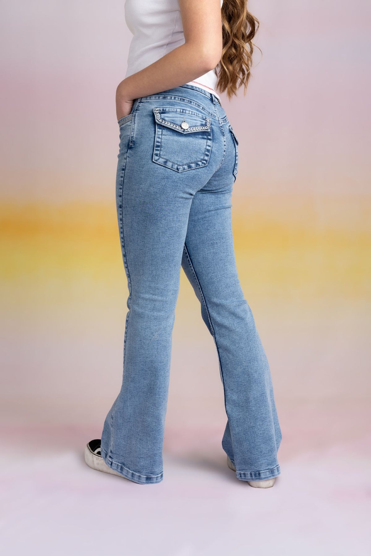 Jeans Elcira Flare Bordado Contorno Bolsillos Azul Cacao