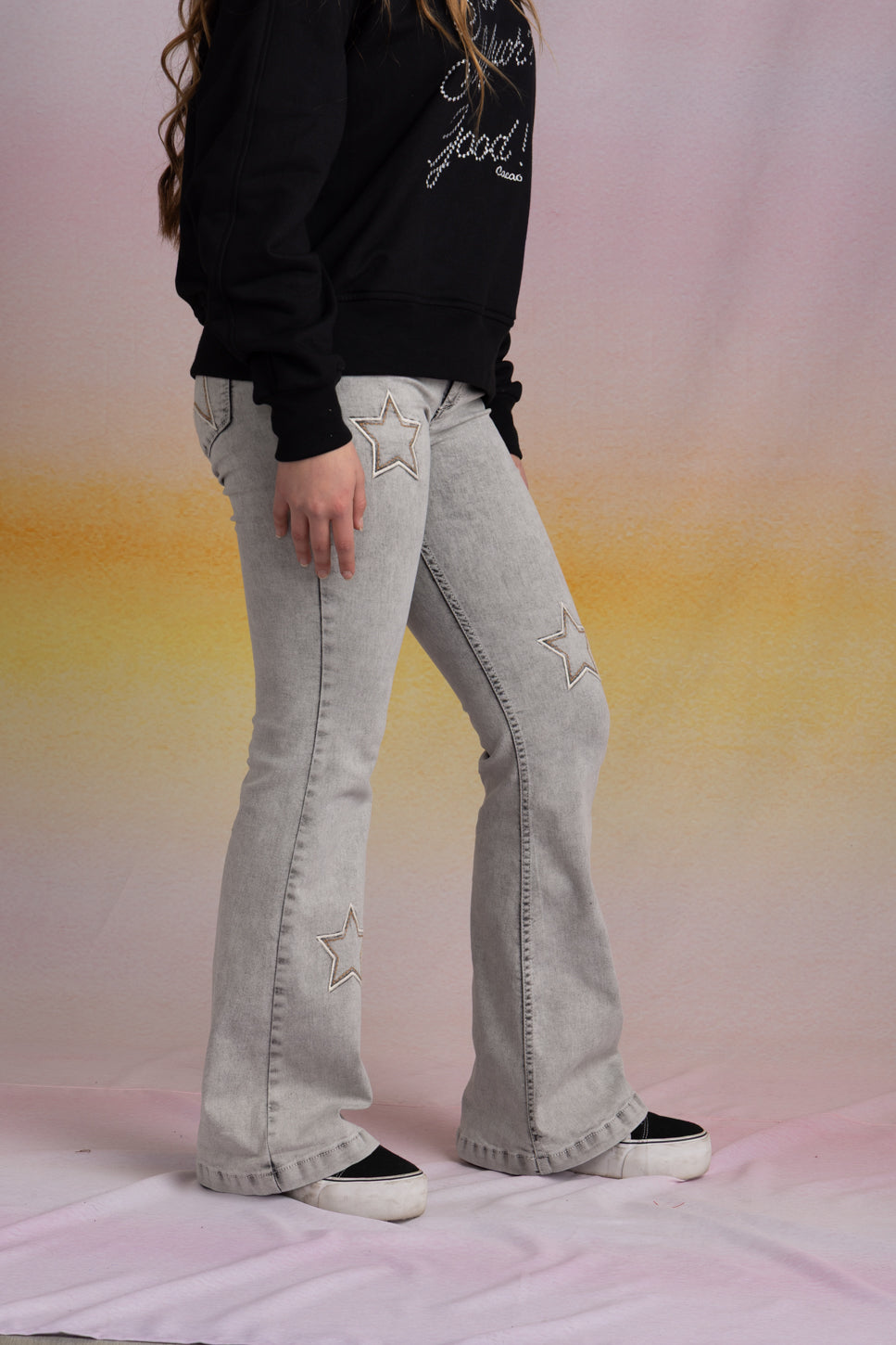 Jeans Glith Flare Bordado con Desflecado Gris Cacao