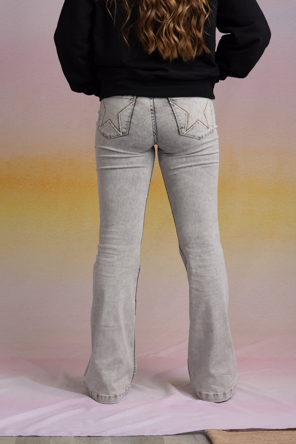 Jeans Glith Flare Bordado con Desflecado Gris Cacao