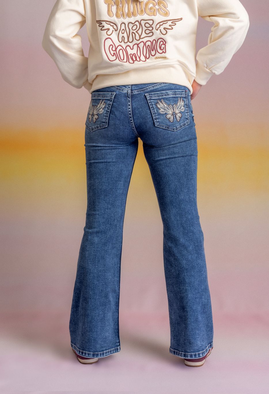 Jeans Angel Flare Bordado Bolsillo Trasero Azul Cacao