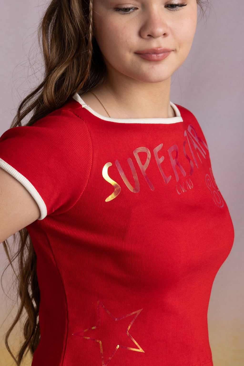 Polera Kut Regular Escote Barco y Estampado Rojo Cacao